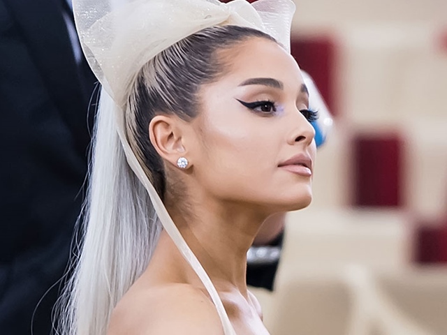 Làm đẹp - Thú vẽ mắt bằng... dao của giọng ca vàng phũ phàng hủy show tại Việt Nam