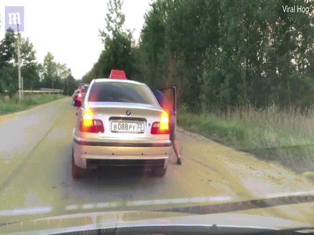 Thế giới - Nga: Ném chai nước xuống đường, bị trừng phạt ngay lập tức