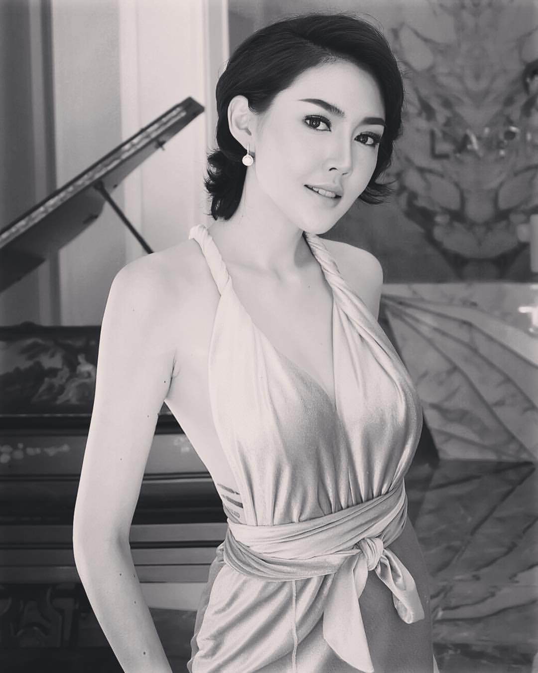 Người đẹp gợi cảm giỏi giang là thế lại uống thuốc tự vẫn - 4