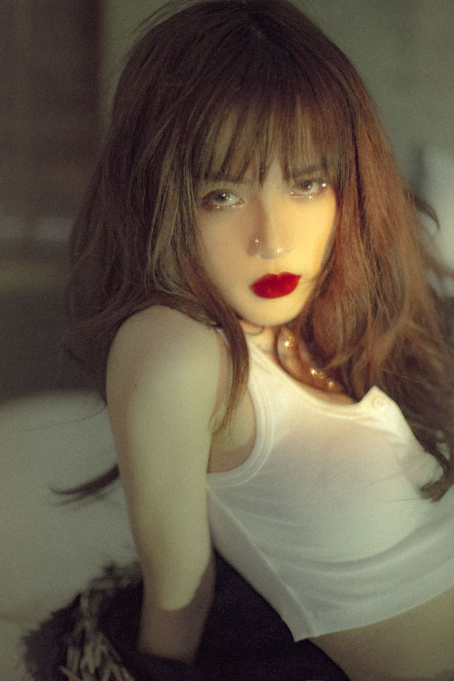 "Bạn gái tin đồn" của Sơn Tùng tung ảnh táo bạo trong phòng ngủ - 4