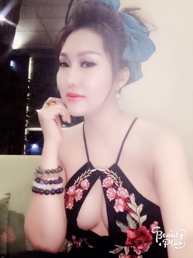 Đầu tháng 8 vừa qua, người đẹp tuyên bố có "số đo ba vòng khủng nhất showbiz Việt" gây xôn xao dư luận khi đề cập về chuyện đàn ông và ngoại tình trong phần livestream trò chuyện với fan.