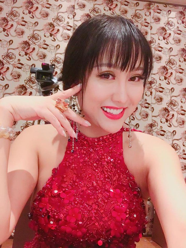 Đây không phải lần đầu Phi Thanh Vân cởi mở bàn về chủ đề chuyện giường chiếu trên trang cá nhân.