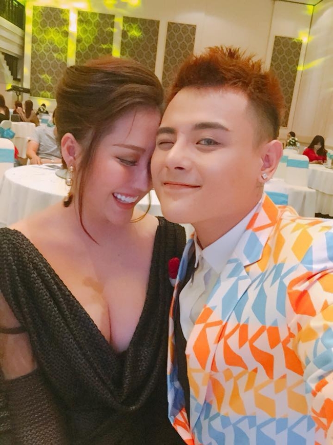 Sau khi ly hôn, Phi Thanh Vân thường xuyên xuất hiện tình tứ bên nhiều chàng trai trẻ vốn là bạn bè thân thiết với phong cách ăn mặc sexy.