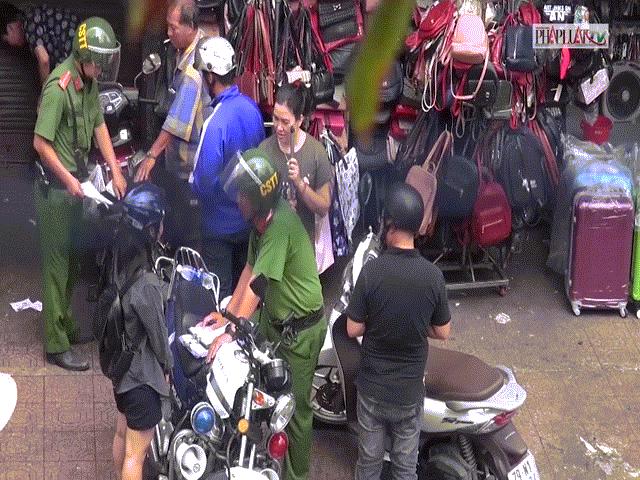 Tin tức trong ngày - Clip: Người vi phạm cạnh chợ Bà Chiểu lên tiếng