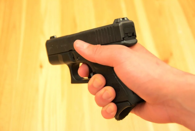 Mỹ: Án phạt cho học sinh 12 tuổi chĩa súng vào giáo viên rồi bóp cò - 1