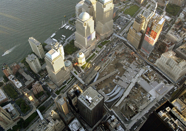 Vào tháng 12 năm 2003, một thiết kế cho Trung tâm Thương mại Thế giới mới cuối cùng đã được công bố. Nó gồm bốn tòa nhà: Trung tâm Thương mại Một Thế giới, Đài tưởng niệm và Bảo tàng 9/11, Trung tâm Biểu diễn Nghệ thuật Ronald O. Perelman và Trung tâm Giao thông WTC, và công viên Liberty