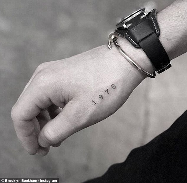 Quý tử nhà Beckham lộ chi tiết hình xăm thiên thần "sao chép" của bố - 4