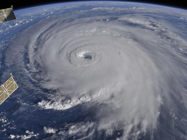 Dân Mỹ ”cuống cuồng” khi siêu bão mạnh khủng khiếp tiến sát