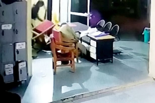 Ấn Độ: Thản nhiên vác rìu đánh gục sỹ quan ở đồn cảnh sát - 2