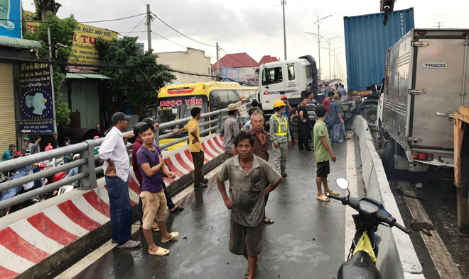 Nhiều người “rụng rời” khi xe container “đại náo” cầu vượt ở Sài Gòn - 4
