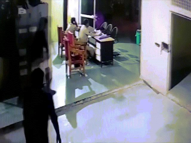 Thế giới - Ấn Độ: Thản nhiên vác rìu đánh gục sỹ quan ở đồn cảnh sát
