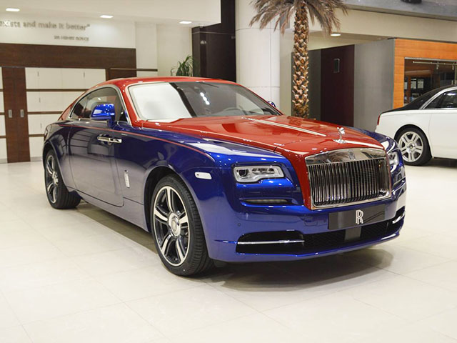 Siêu sang Rolls-Royce Wraith nổi bật với lớp sơn tương phản xanh đỏ