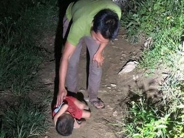 Bé trai ngủ co ro trên đường đất ở Hà Giang giờ ra sao?