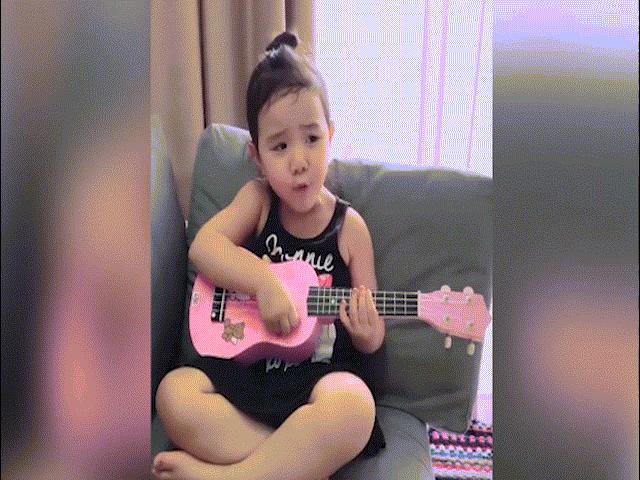 Người mẫu - Hoa hậu - Clip con gái 3 tuổi của Trang Nhung hút hàng ngàn lượt xem: Sao Việt bình luận rôm rả