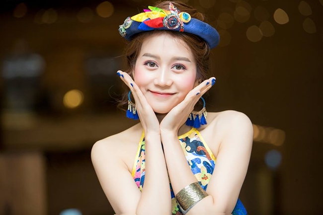 Từ một cô nàng tomboy, An Nguy được nhận xét xinh như thiên thần khi diện váy yếm, đầu đội mấn dễ thương xuất hiện tại Vietnam International Fashion Week 2017.