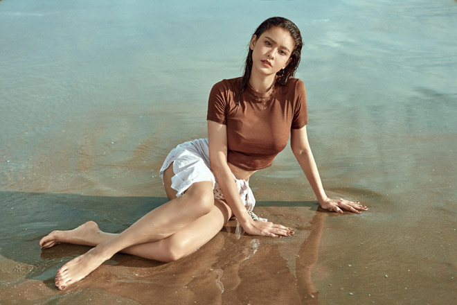 Mẹ đơn thân Trương Quỳnh Anh để ngực trần táo bạo trên bãi biển - 1