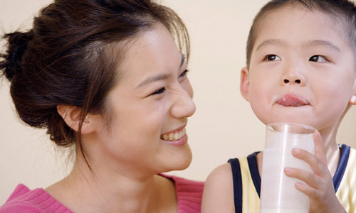 Phụ huynh lo sữa hết hạn vào trường học, Sở GD-ĐT Hà Nội nói gì? - 1