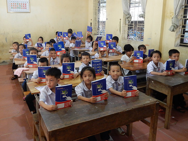 EVN HANOI trao tặng 50 nghìn vở mới cho học sinh khó khăn trên địa bàn Thủ đô - 1