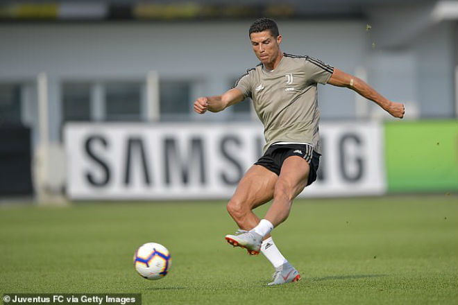 Ronaldo luyện &#34;Tomahawk&#34; xóa tịt ngòi, bị mỹ nữ khiêu khích - 1