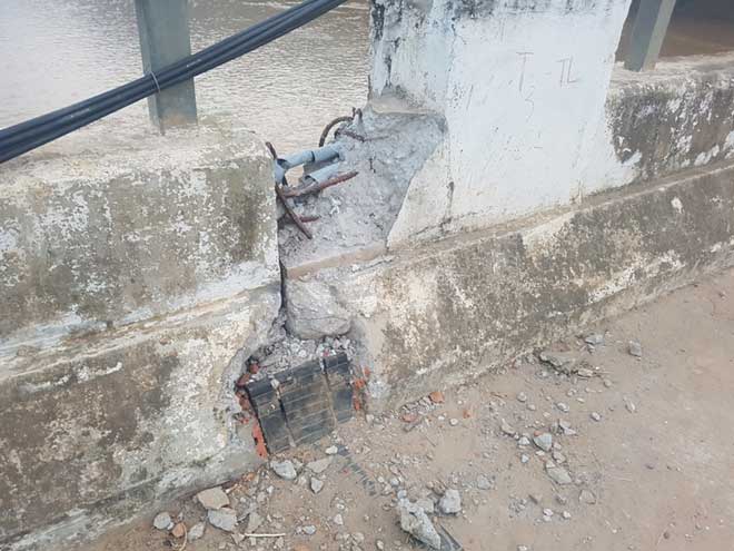 Nước lũ làm dịch chuyển cầu dài hơn 200m trên sông Mã - 2