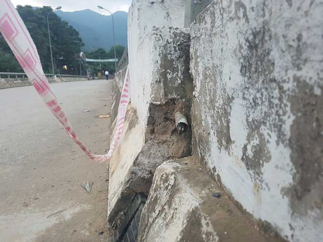 Nước lũ làm dịch chuyển cầu dài hơn 200m trên sông Mã - 3