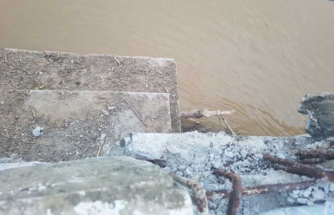 Nước lũ làm dịch chuyển cầu dài hơn 200m trên sông Mã - 4