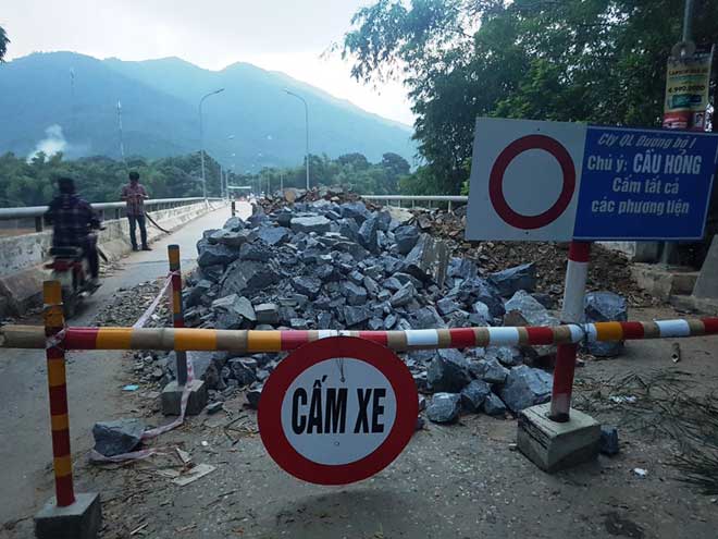 Nước lũ làm dịch chuyển cầu dài hơn 200m trên sông Mã - 5