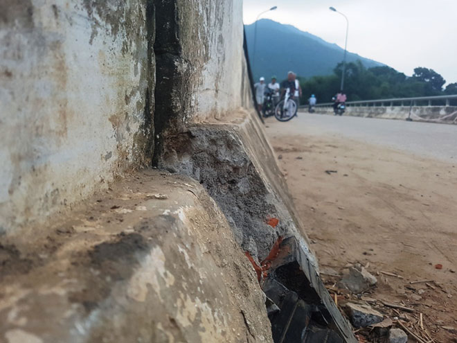 Nước lũ làm dịch chuyển cầu dài hơn 200m trên sông Mã - 1