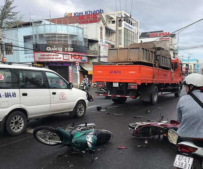 Xe tải &#39;lùa&#39; 8 xe gắn máy khi đổ dốc cầu, 10 người bị thương - 3