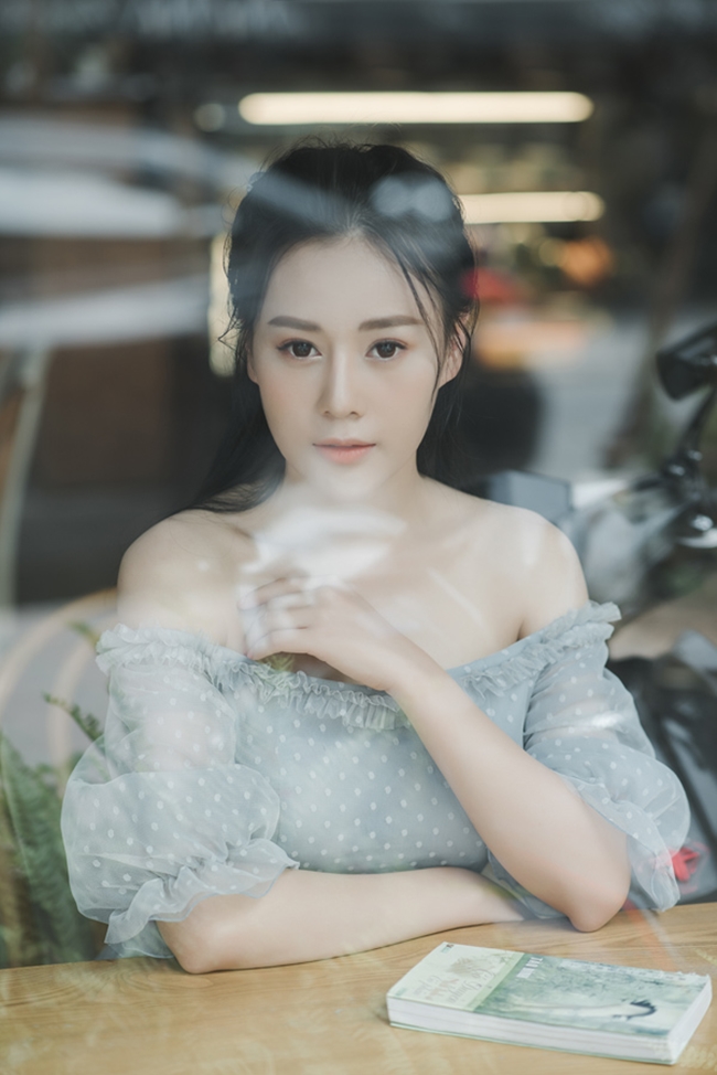 "Những cảnh quay bị đánh đập, tra tấn bị ám ảnh đã là một chuyện, nhưng em chỉ sợ hãi lo lắng cho sức khỏe của mình thôi. Còn nhiều đoạn nặng về tâm lý, diễn xuất chiều sâu em bị ám luôn, như người mất hồn"- Phương Oanh cho biết.