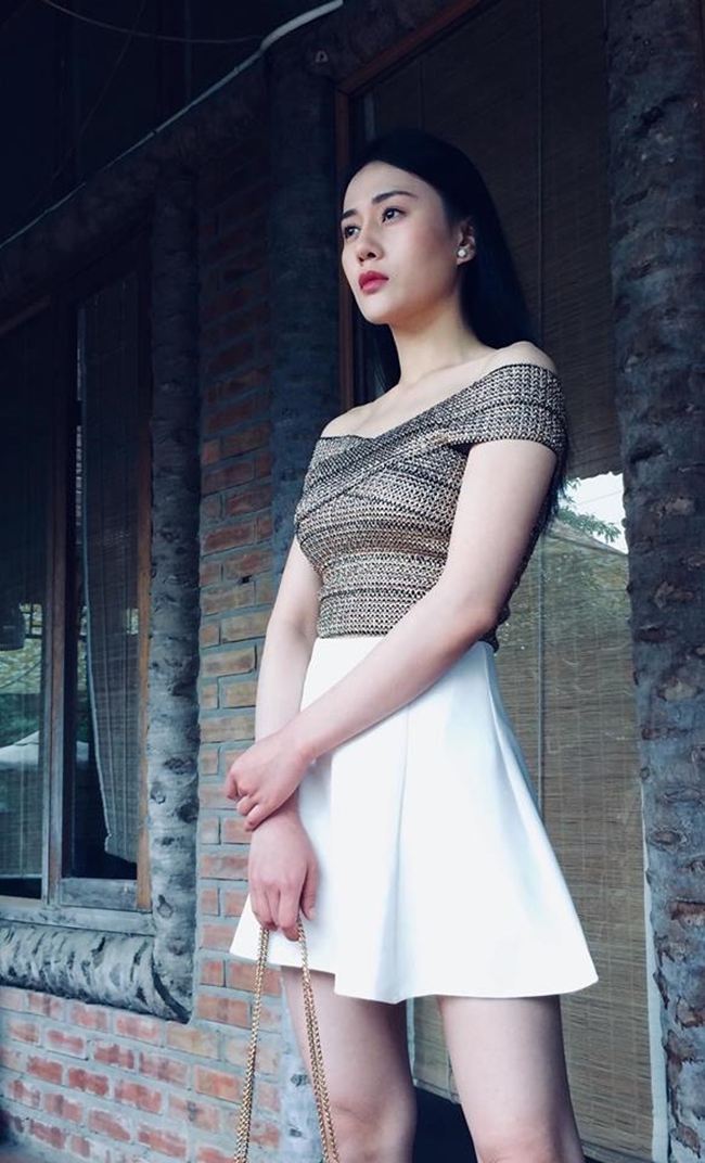Phương Oanh từng chia sẻ, thời gian làm mẫu cô bị nhắn tin, không phải sim rác vì số rất đẹp, rằng có khách đi cafe ở khách sạn nọ khách sạn kia giá 500, 1000 USD. Khi gặp những trường hợp như vậy, cô luôn nói thẳng “xin lỗi anh, anh tìm nhầm người rồi”.