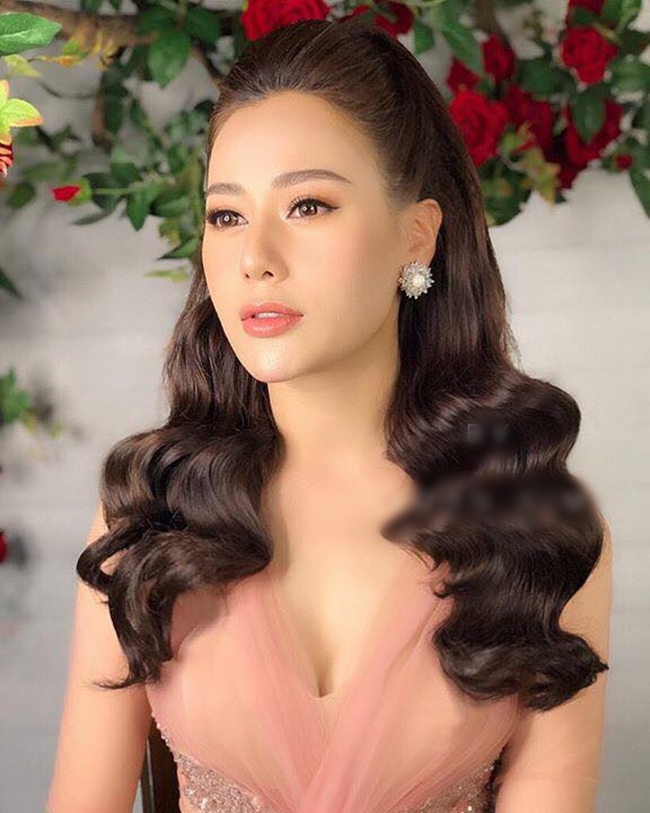 Phương Oanh khác lạ với cách trang điểm và làm tóc cầu kỳ.