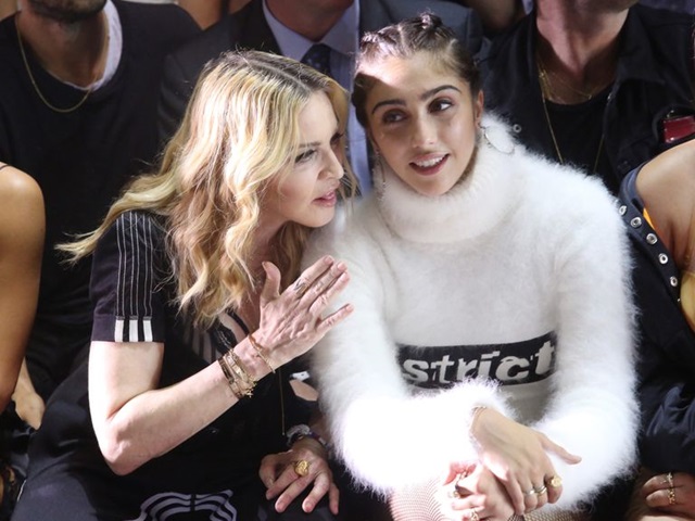 Người mẫu - Hoa hậu - Con gái 21 tuổi của Madonna đốn tim phái mạnh khi mặc bikini