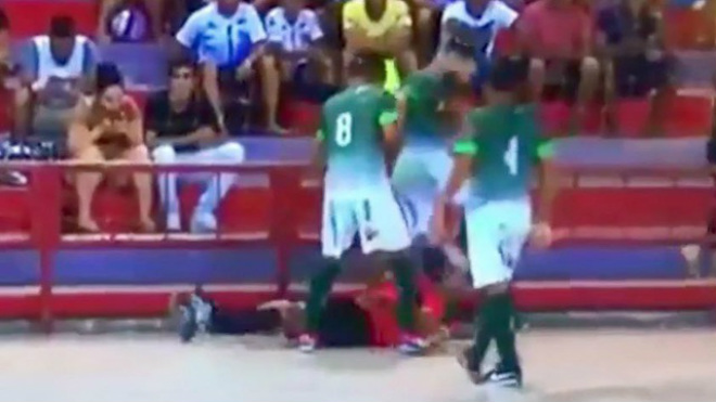 Kinh hoàng futsal: Cầu thủ “tung cước” tàn nhẫn, trọng tài nứt hộp sọ - 1