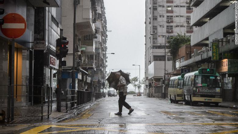 Siêu bão Mangkhut áp sát, toàn bộ Hồng Kông tê liệt - 1