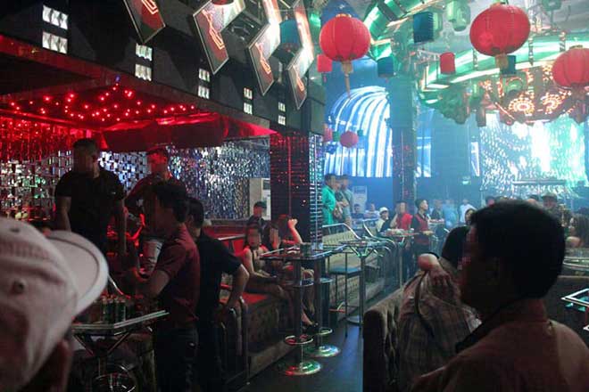 Nhân viên quán bar ở Sài Gòn cùng “bay” với khách lúc rạng sáng - 1
