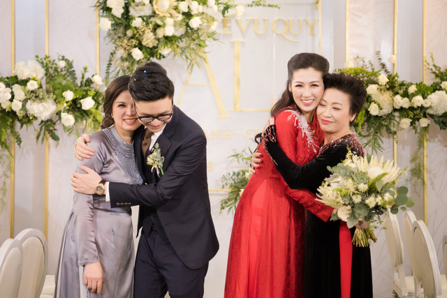 Gia thế "khủng" của Á hậu, người đẹp Việt lấy chồng "phi công trẻ" - 2