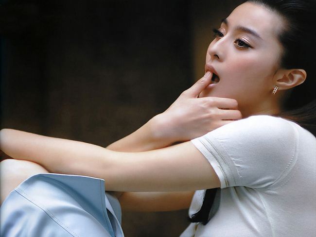 Người đẹp cho biết luôn dùng ô khi đi ra ngoài, bôi kem chống nắng mọi lúc mọi nơi, ngay cả khi ngồi trước màn hình máy tính, không đụng đến bất kỳ đồ uống nào có caffeine, đắp mặt nạ 2 lần/ngày, trong đó có mặt nạ làm trắng da và dưỡng ẩm.