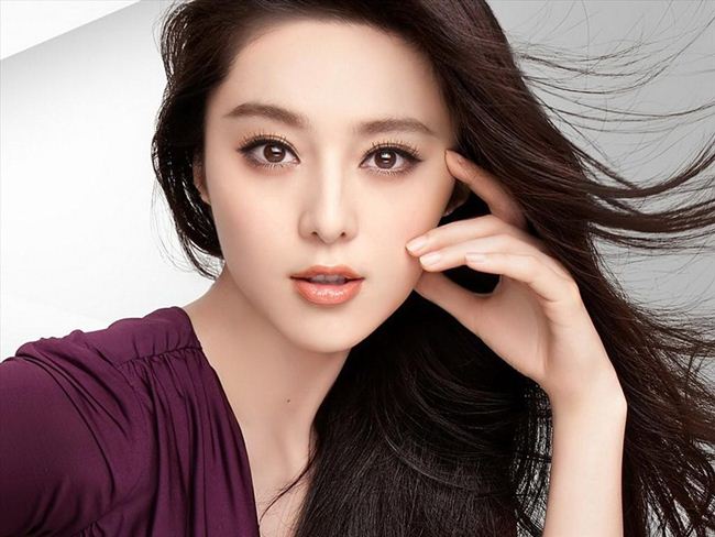Ngoài đắp mặt nạ, để đạt hiệu quả cao, cô nàng cũng thường xuyên tẩy da chết và xông hơi trước khi đắp mặt nạ để dưỡng chất có thể thẩm thấu sâu hơn vào trong da.