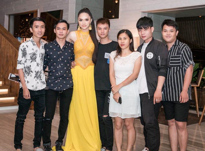 Hương Giang bối rối vì dự sự kiện trễ 1 tiếng rưỡi - 3