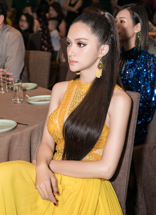 Hương Giang bối rối vì dự sự kiện trễ 1 tiếng rưỡi - 2