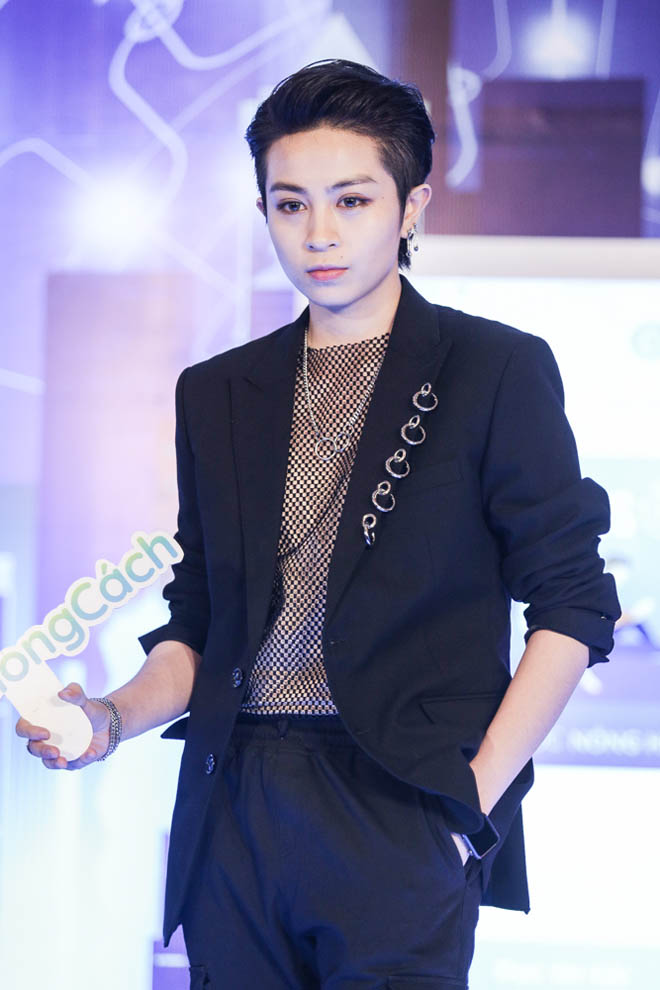 Hương Giang bối rối vì dự sự kiện trễ 1 tiếng rưỡi - 7