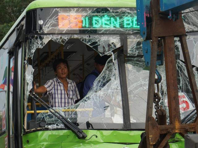 Tin tức trong ngày - Xe buýt nát đầu trước hầm chui sau tai nạn, nhiều người “tái mặt”