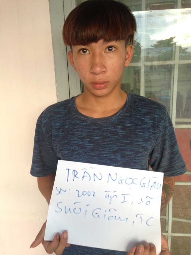 Nam thanh niên bị 11 tên côn đồ tuổi teen hung hãn chém tử vong - 1