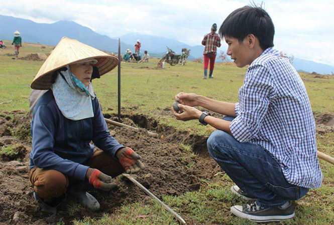 Người dân Phú Yên đổ xô đào đá đen bán giá 4 triệu đồng/kg - 1