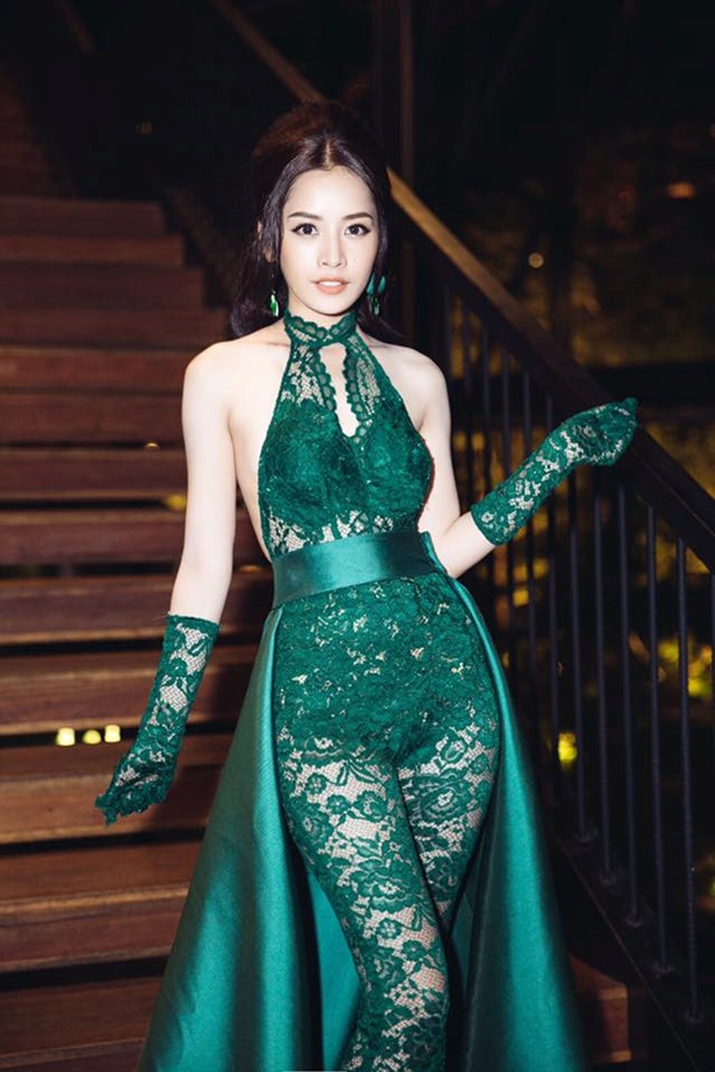 Ngay cả nhưng bộ trang phục dự sự kiện của Chi Pu cung khiến nhiều fan phải ngỡ ngàng bởi độ táo bạo với chất liệu ren xuyên thấu.