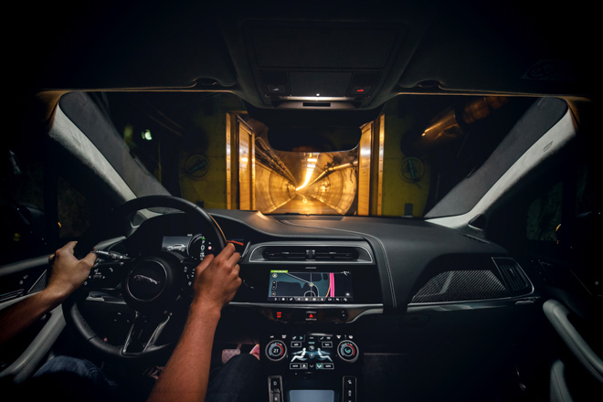 Với một lần sạc, xe điện Jaguar I-Pace có thể chạy được tới 369 km - 3