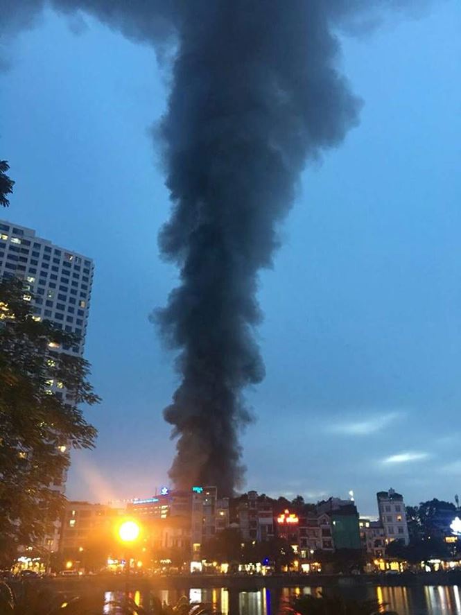 Lửa cháy lan 10 căn nhà ở Hà Nội, cột khói bốc cao hàng chục mét - 1
