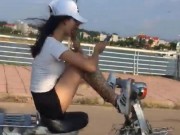 Tin tức trong ngày - Cô gái dùng chân điều khiển xe máy là một nữ sinh THPT