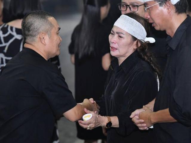 Phim - Cả làng hài khóc nghẹn tiễn "ông trùm phim Tết miền Bắc" về với đất